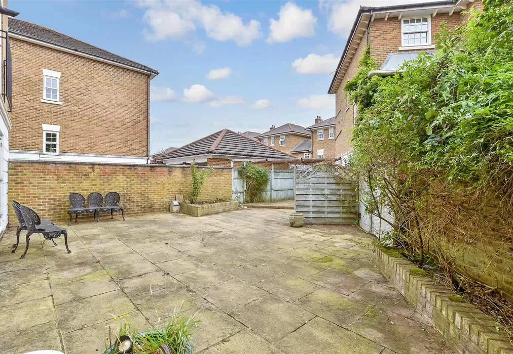 Rear Garden - Kendall Avenue, Kings Hill, West Malling, Kent - Wards of Kent