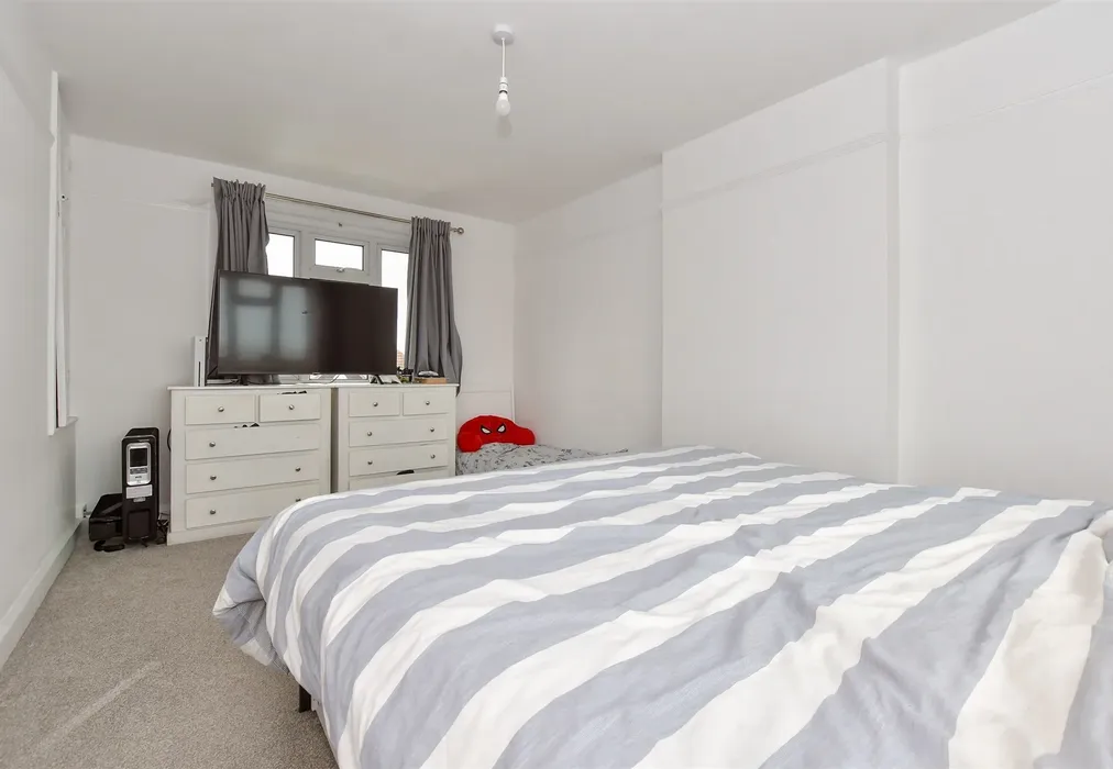 Bedroom 1 - Coast Drive, Greatstone, Kent - Wards of Kent