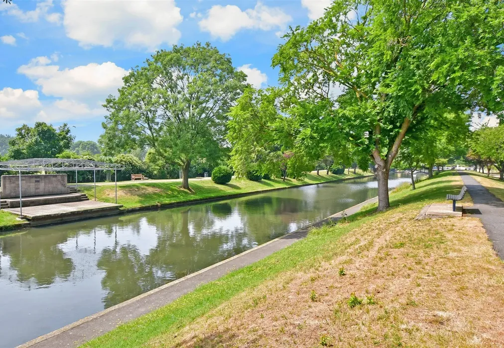 Royal Military Canal - Hawthorn Close, Hythe, Kent - Wards of Kent
