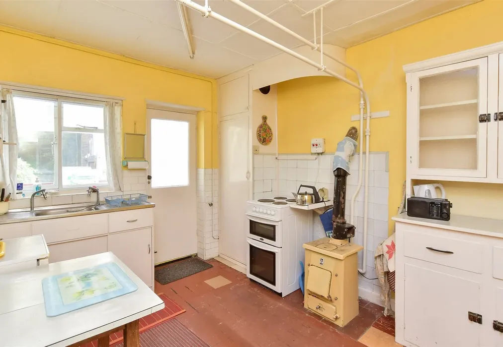 Kitchen - Braeside Avenue, Brighton, East Sussex - Wards of Kent