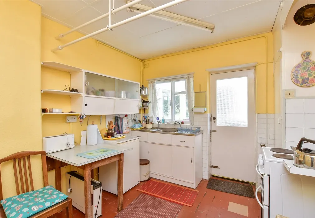 Kitchen - Braeside Avenue, Brighton, East Sussex - Wards of Kent