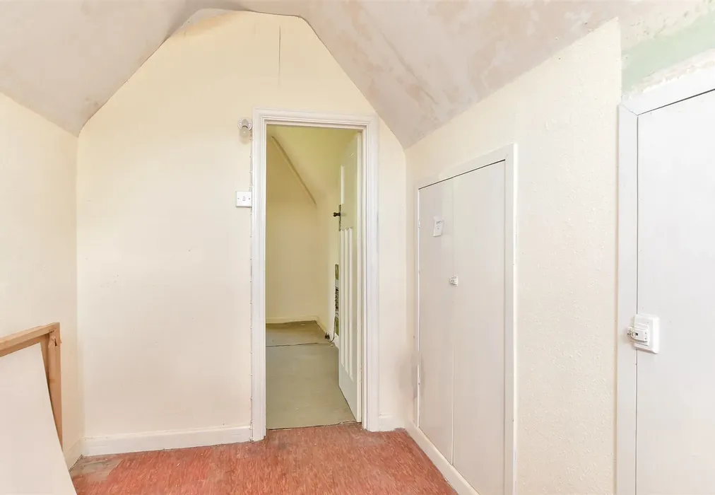 Dressing Room - Braeside Avenue, Brighton, East Sussex - Wards of Kent