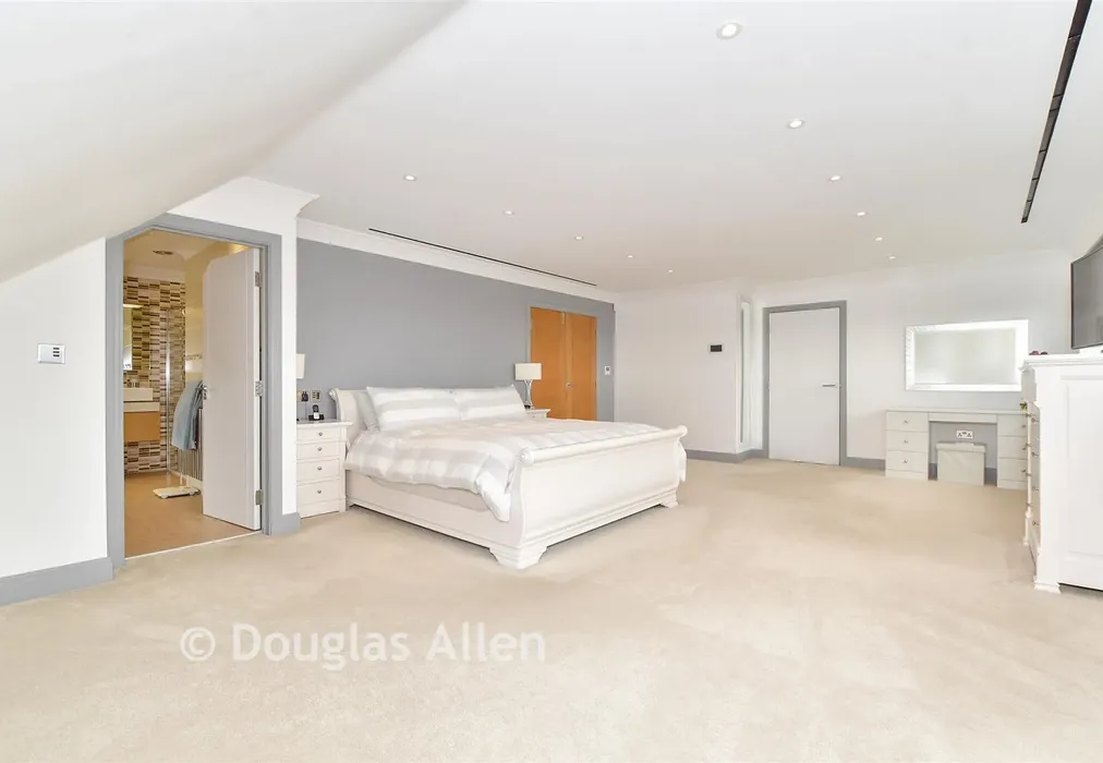 Bedroom 1 - Bower Hill, Epping, Essex - Wards of Kent