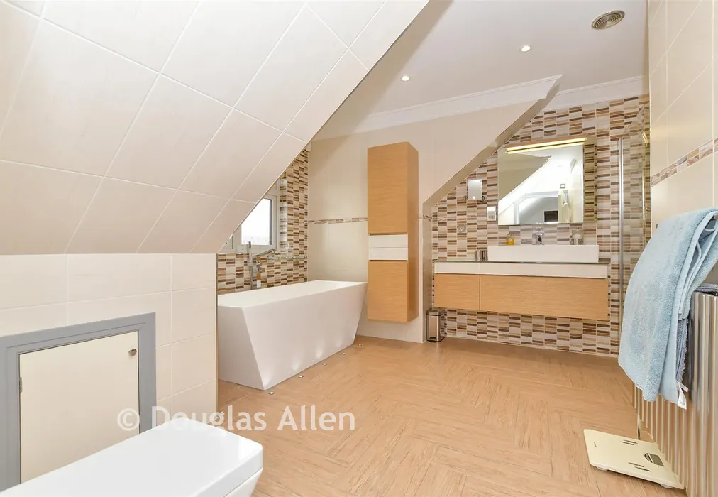 En-Suite - Bower Hill, Epping, Essex - Wards of Kent