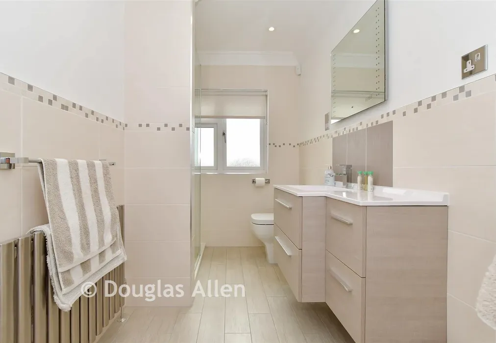 En-Suite - Bower Hill, Epping, Essex - Wards of Kent