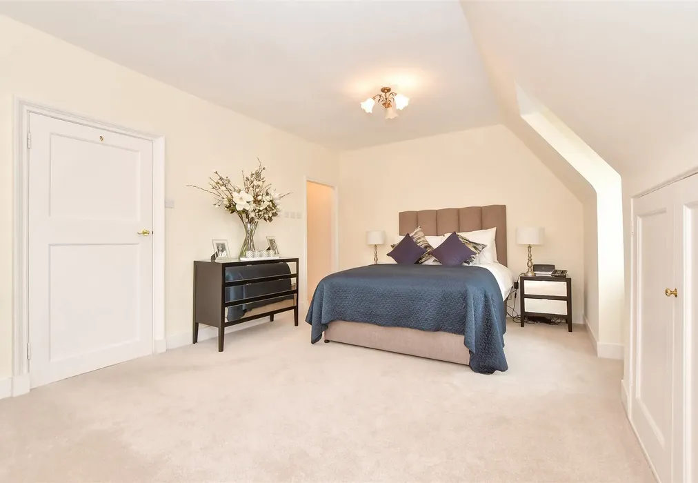 Bedroom 1 - Great Maytham Hall, Rolvenden, Cranbrook, Kent - Wards of Kent