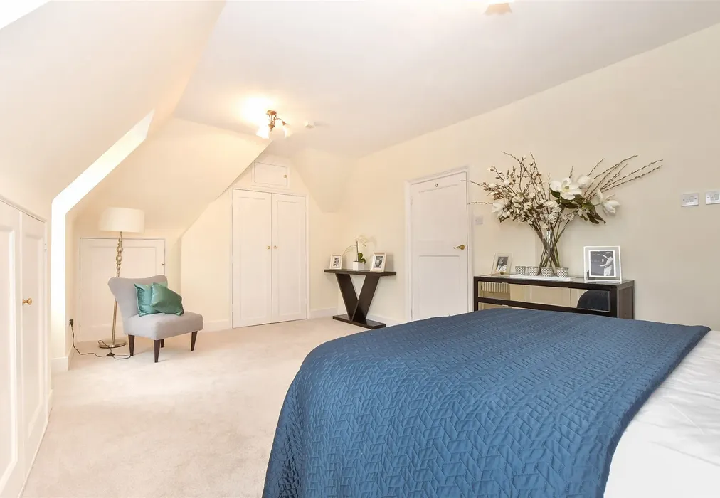 Bedroom 1 - Great Maytham Hall, Rolvenden, Cranbrook, Kent - Wards of Kent