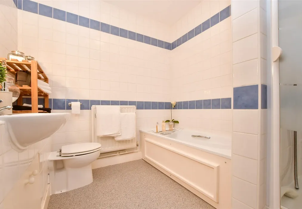 En-Suite Bath & Shower Room - Great Maytham Hall, Rolvenden, Cranbrook, Kent - Wards of Kent