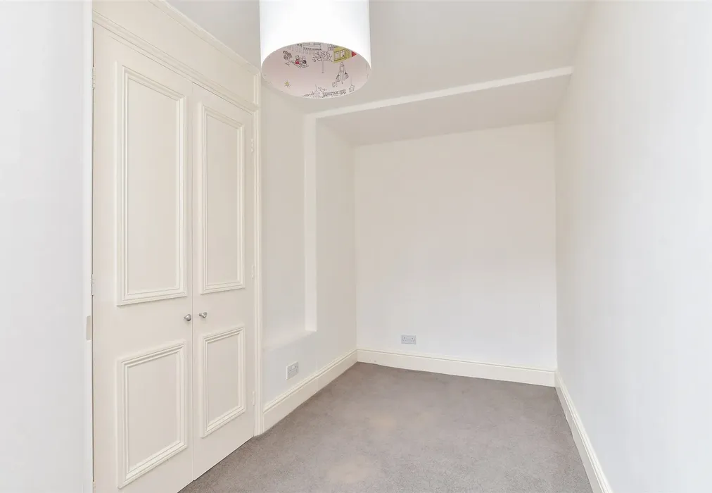 Bedroom 2 - Chichester Terrace, Brighton, East Sussex - Wards of Kent