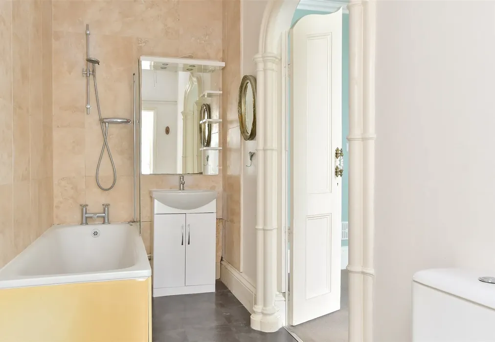Bathroom - Chichester Terrace, Brighton, East Sussex - Wards of Kent
