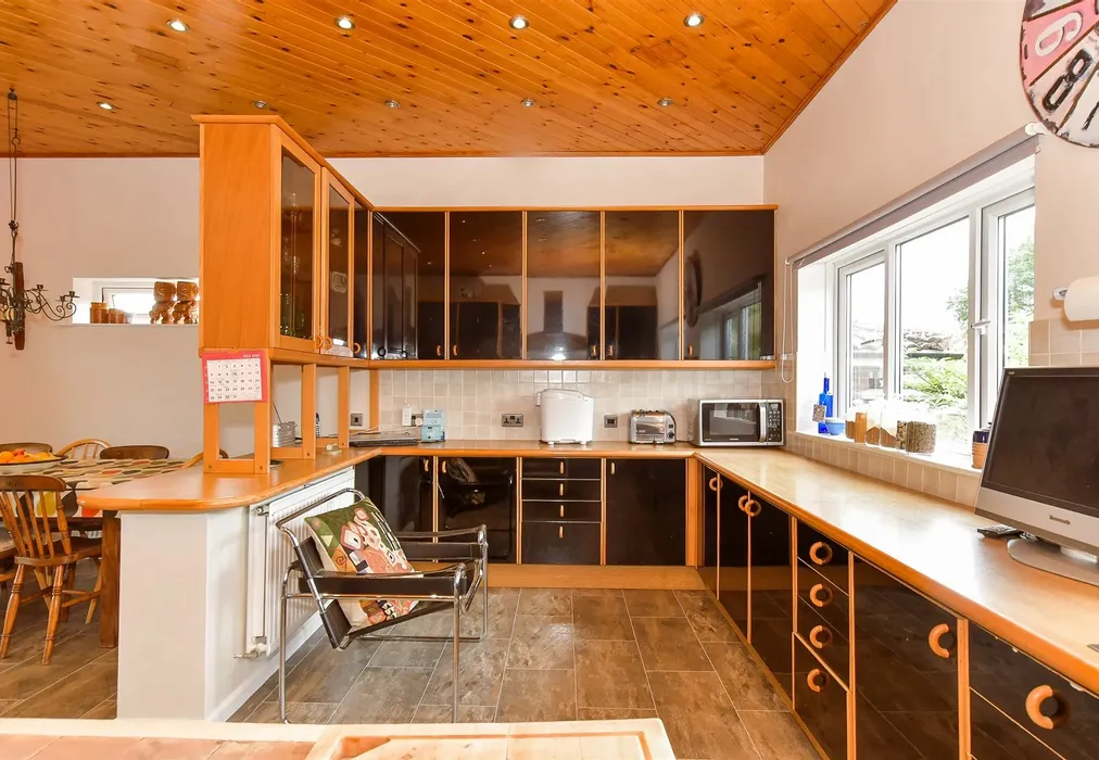 Kitchen/Dining Room - Bowcombe Road, Newport, Isle of Wight - Wards of Kent