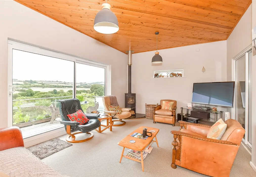 Lounge - Bowcombe Road, Newport, Isle of Wight - Wards of Kent