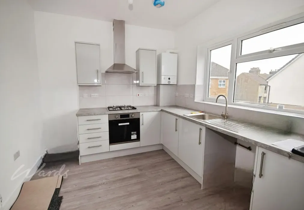 flat 3 kitchen - Cuxton Road Rochester ME2 - Wards of Kent