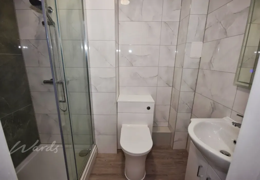 flat 5 shower room - Cuxton Road Rochester ME2 - Wards of Kent