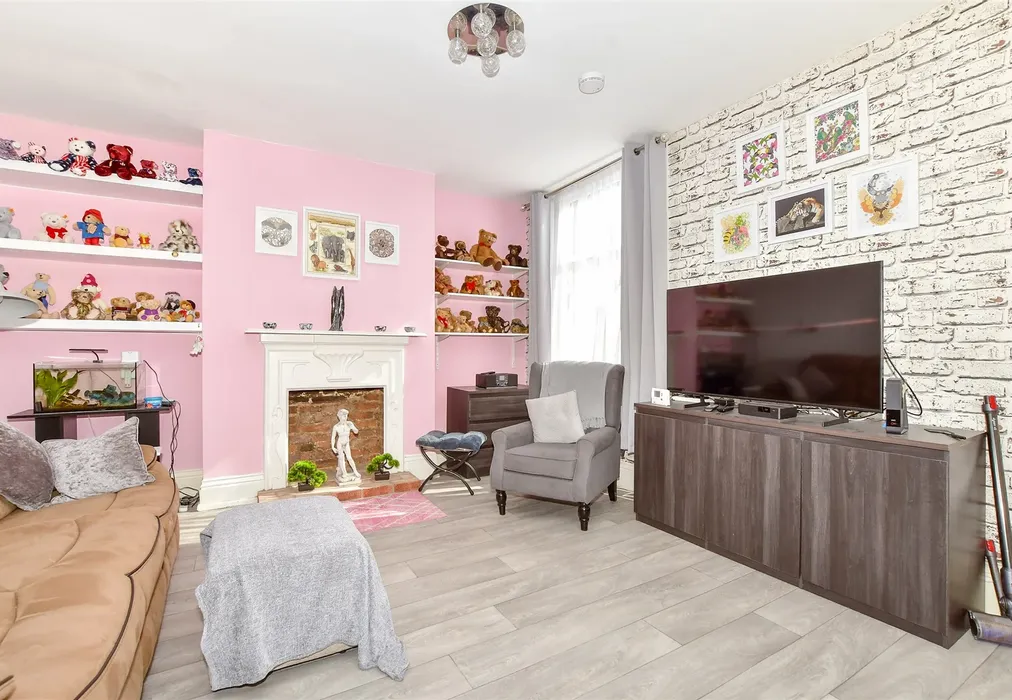 Lounge - London Road, Portsmouth, Hampshire - Wards of Kent