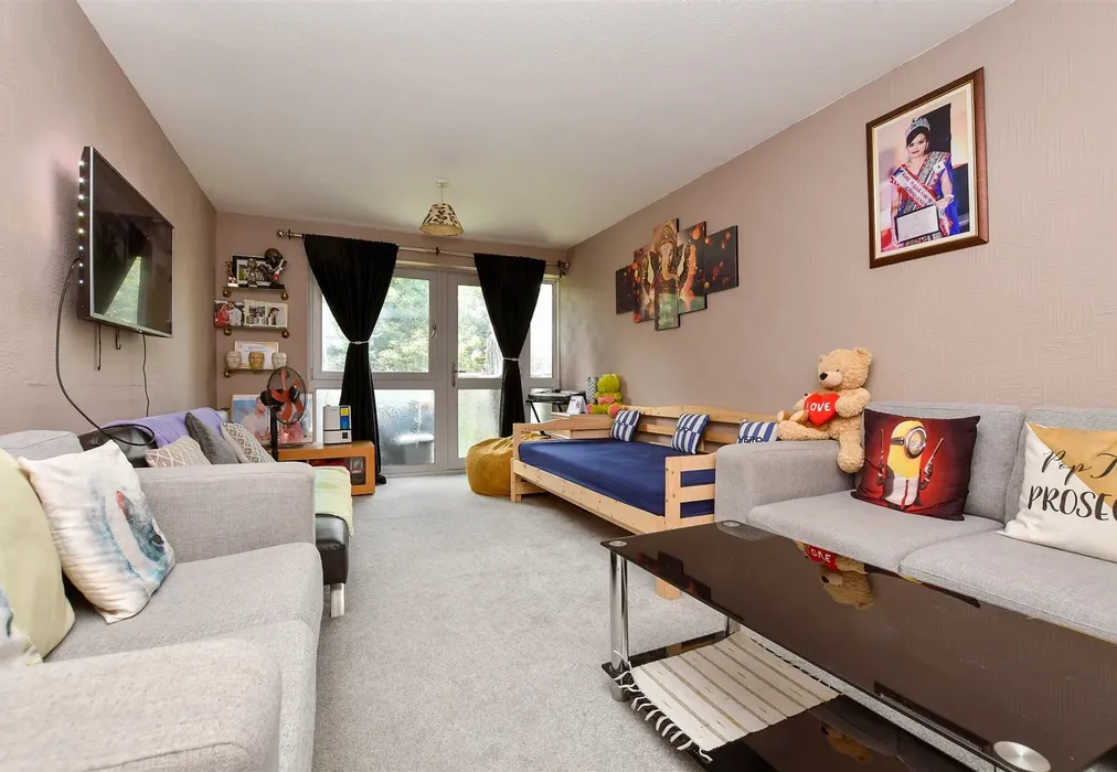 Lounge - Basinghall Gardens, Sutton, Surrey - Wards of Kent