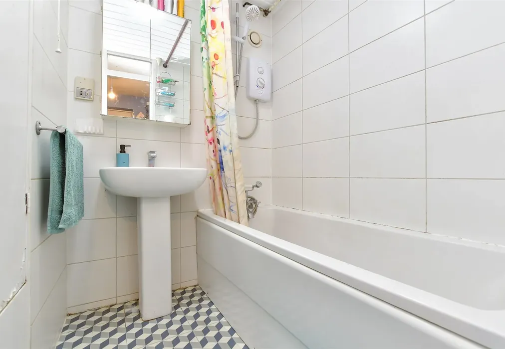 Bathroom - Basinghall Gardens, Sutton, Surrey - Wards of Kent