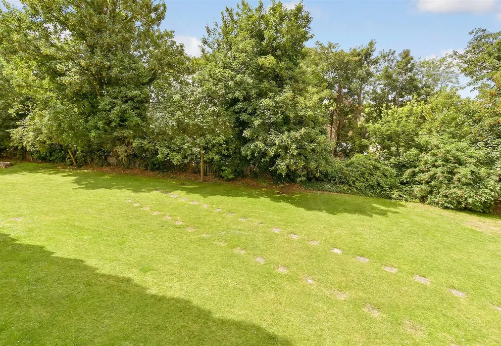 Communal Gardens - Basinghall Gardens, Sutton, Surrey - Wards of Kent