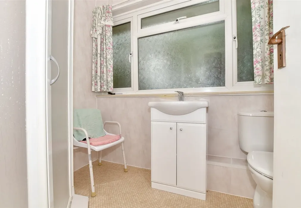Shower Room - Hadlow Park, Hadlow, Tonbridge, Kent - Wards of Kent