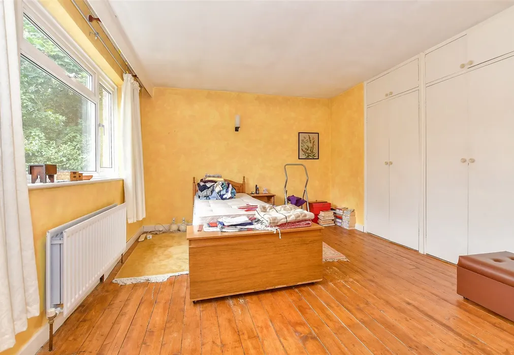 Bedroom 1 - Hadlow Park, Hadlow, Tonbridge, Kent - Wards of Kent