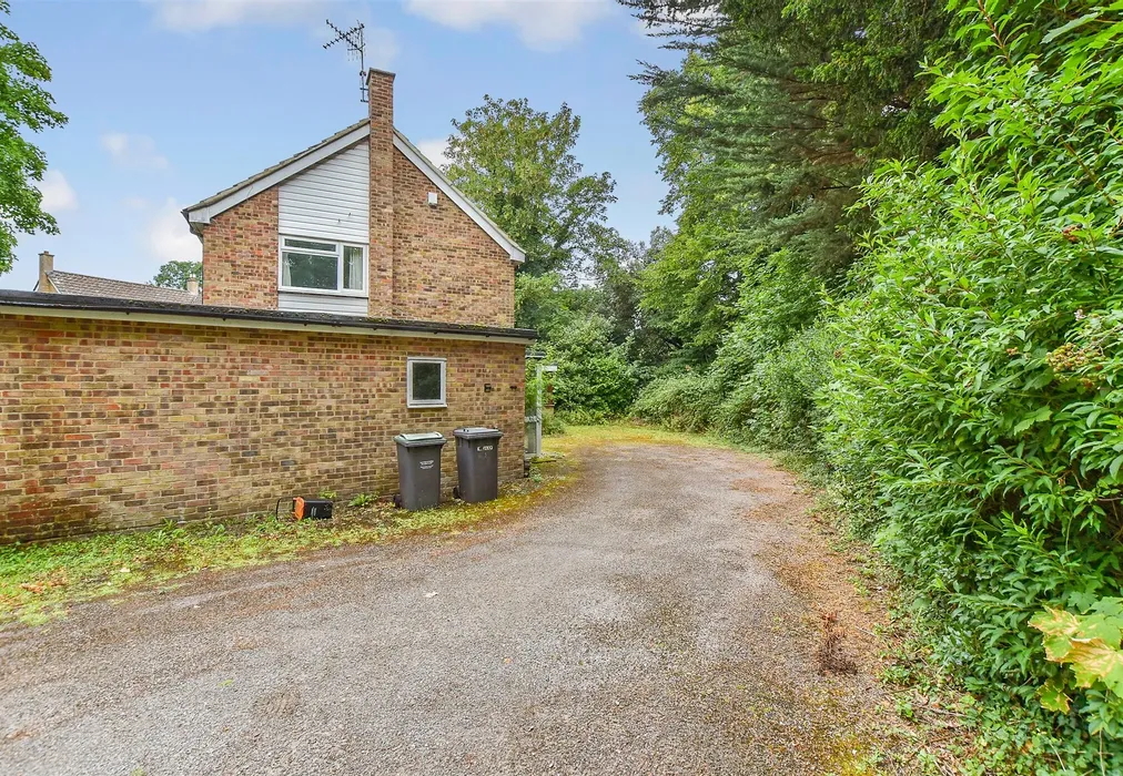 Driveway/Parking - Hadlow Park, Hadlow, Tonbridge, Kent - Wards of Kent