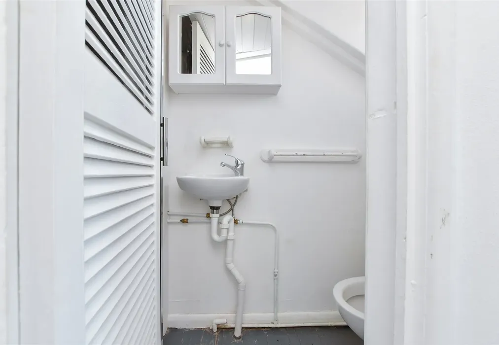 Bathroom - Royal Road, Ramsgate, Kent - Wards of Kent