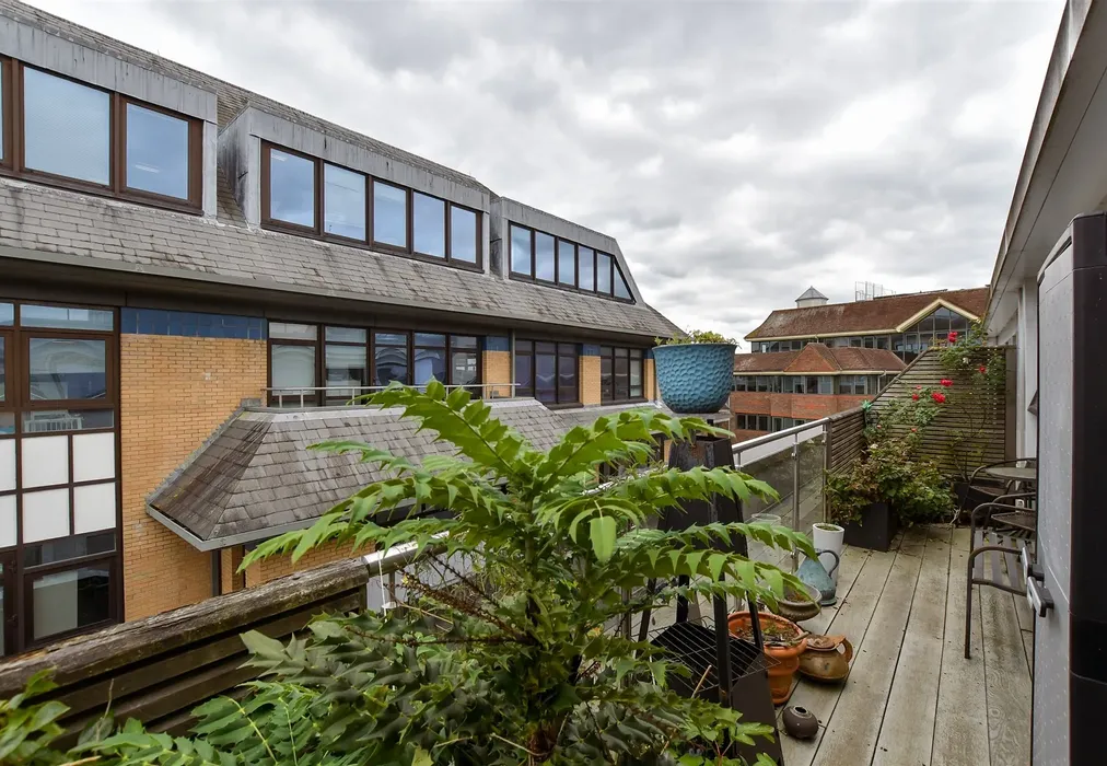 Balcony - Chart Way, Horsham, West Sussex - Wards of Kent