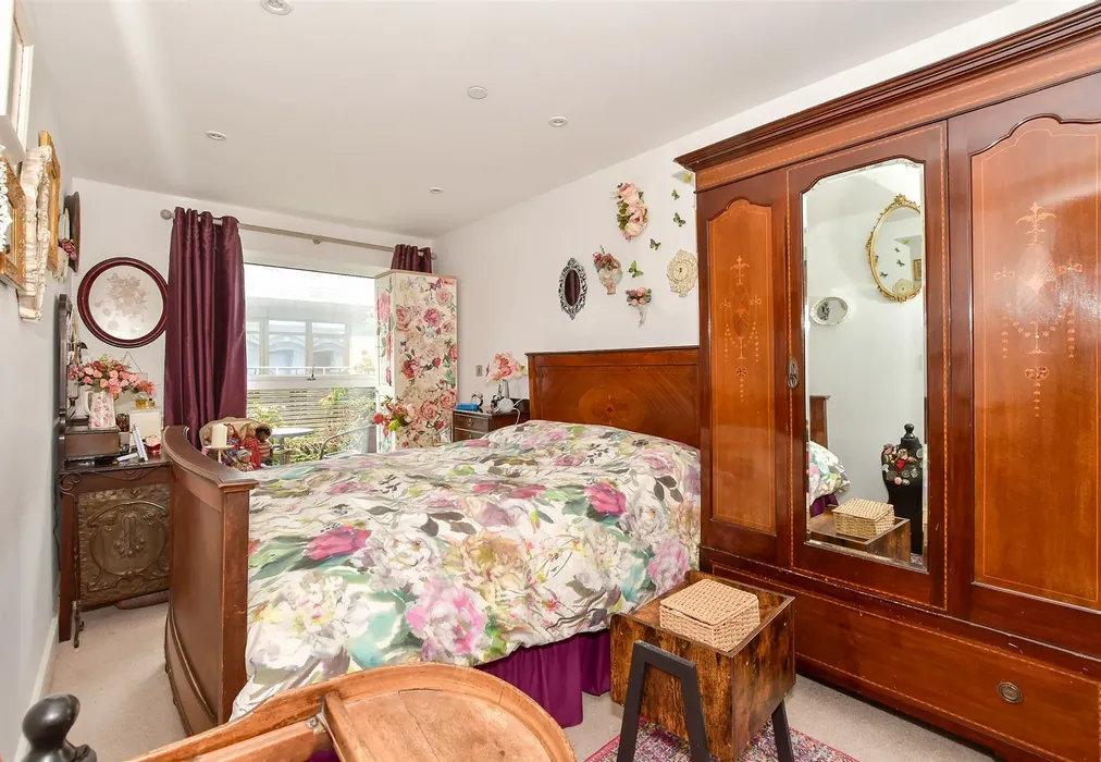 Bedroom 1 - Chart Way, Horsham, West Sussex - Wards of Kent