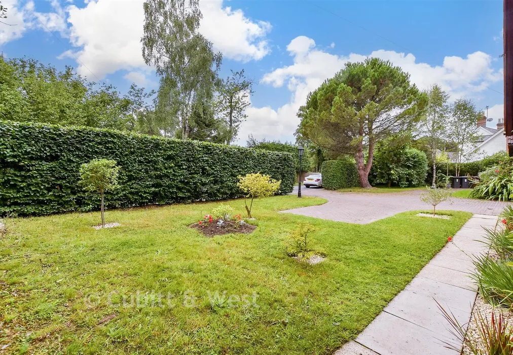Front Garden - Beaconsfield Road, Chelwood Gate, Haywards Heath, East Sussex - Wards of Kent