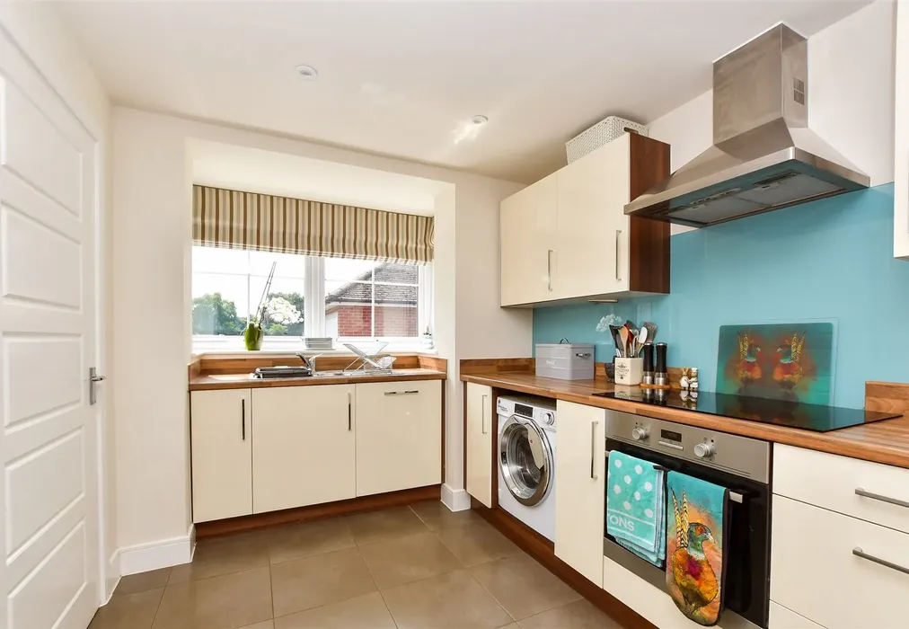 Kitchen - Wychwood Road, Crawley, West Sussex - Wards of Kent