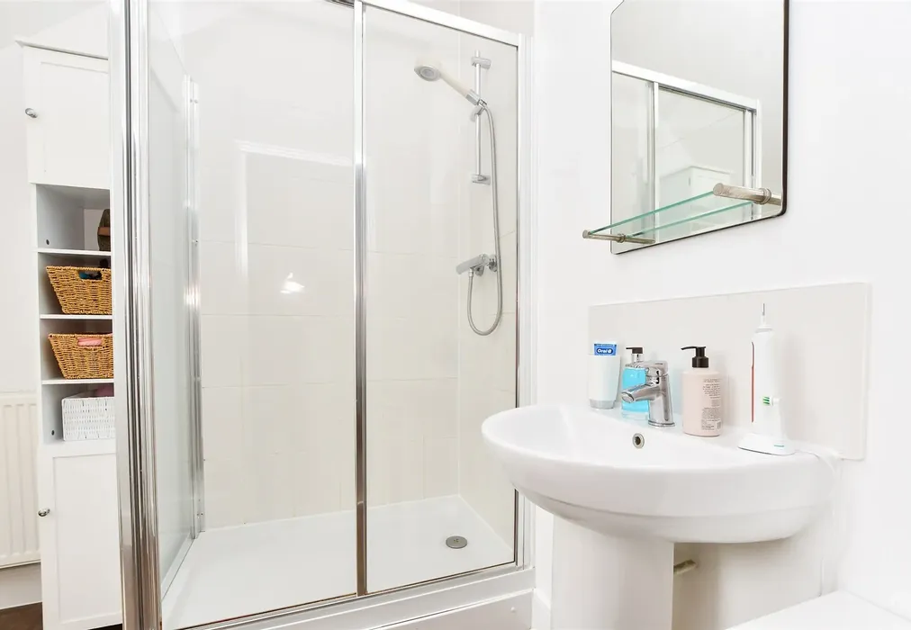 En-Suite - Wychwood Road, Crawley, West Sussex - Wards of Kent