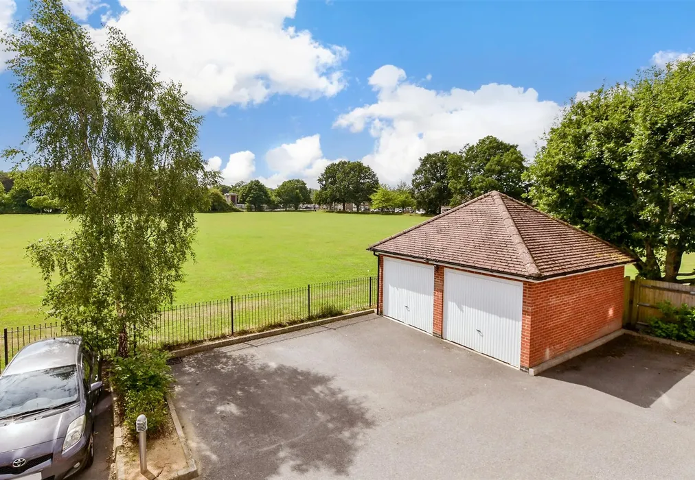 Workshop/Outbuildings - Wychwood Road, Crawley, West Sussex - Wards of Kent