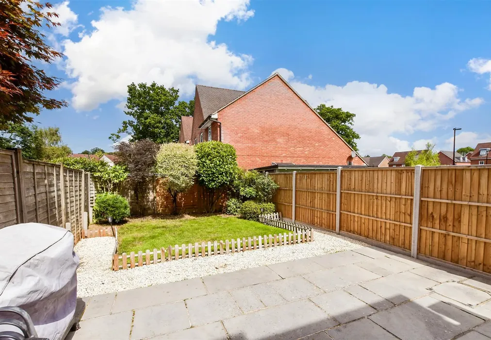 Rear Garden - Wychwood Road, Crawley, West Sussex - Wards of Kent