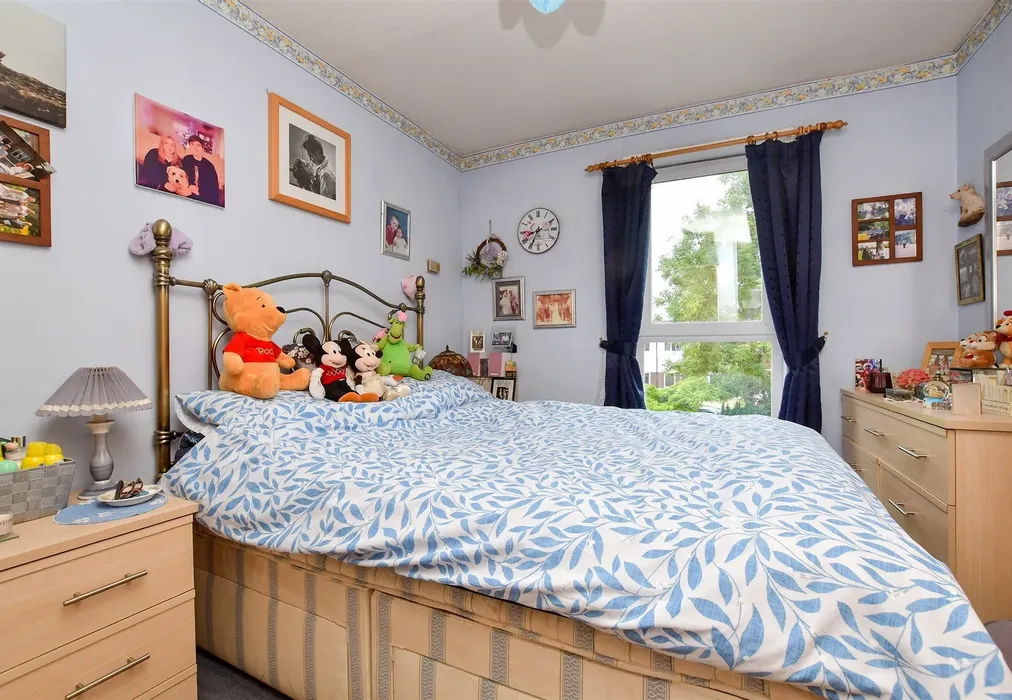 Bedroom 1 - Waterfields, Leatherhead, Surrey - Wards of Kent