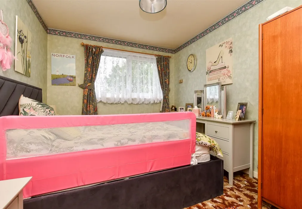 Bedroom 2 - Waterfields, Leatherhead, Surrey - Wards of Kent