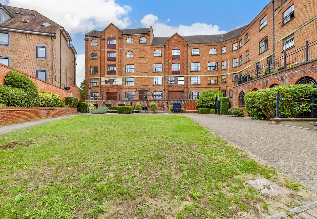 Communal Gardens - Whitefriars Wharf, Tonbridge, Kent - Wards of Kent