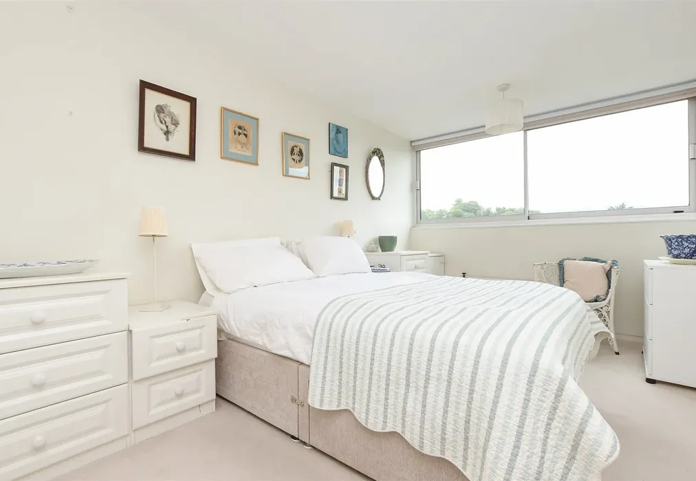 Bedroom 1 - Bancroft Court, Reigate, Surrey - Wards of Kent