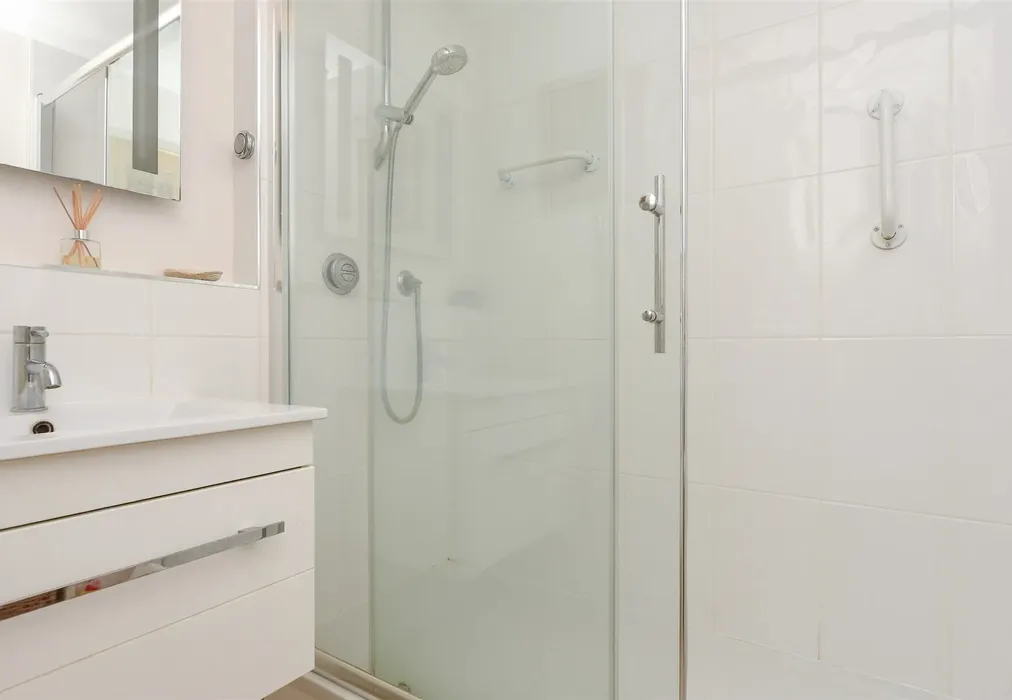 Shower Room - Bancroft Court, Reigate, Surrey - Wards of Kent