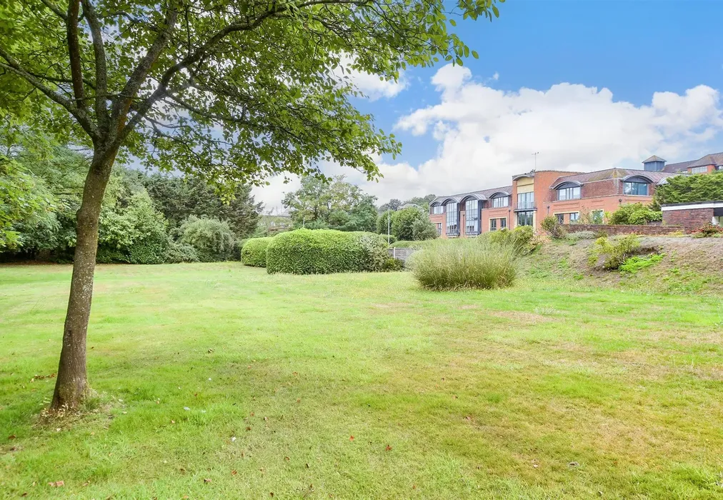 Communal Gardens - Bancroft Court, Reigate, Surrey - Wards of Kent