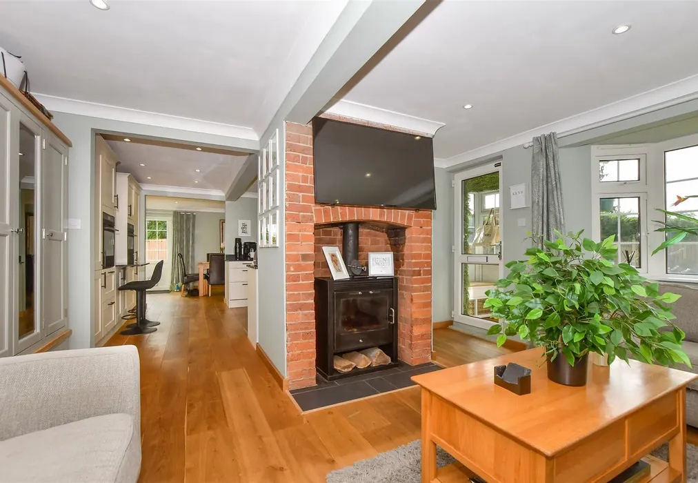 Snug - Front Road, Woodchurch, Ashford, Kent - Wards of Kent