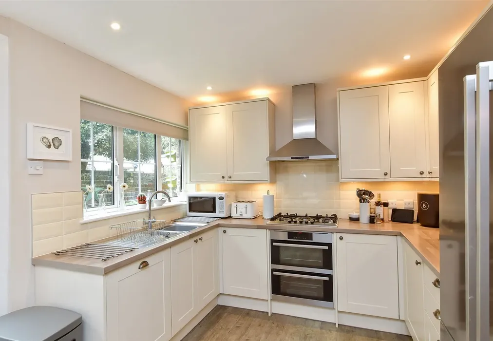 Kitchen - Elizabeth Road, Worthing, West Sussex - Wards of Kent