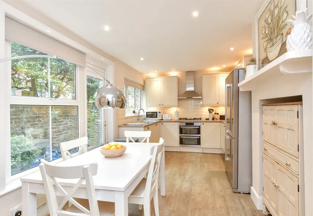 Kitchen - Elizabeth Road, Worthing, West Sussex - Wards of Kent