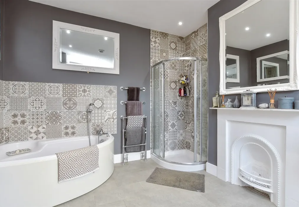 Bathroom - Elizabeth Road, Worthing, West Sussex - Wards of Kent