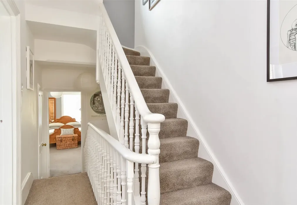 Landing - Elizabeth Road, Worthing, West Sussex - Wards of Kent