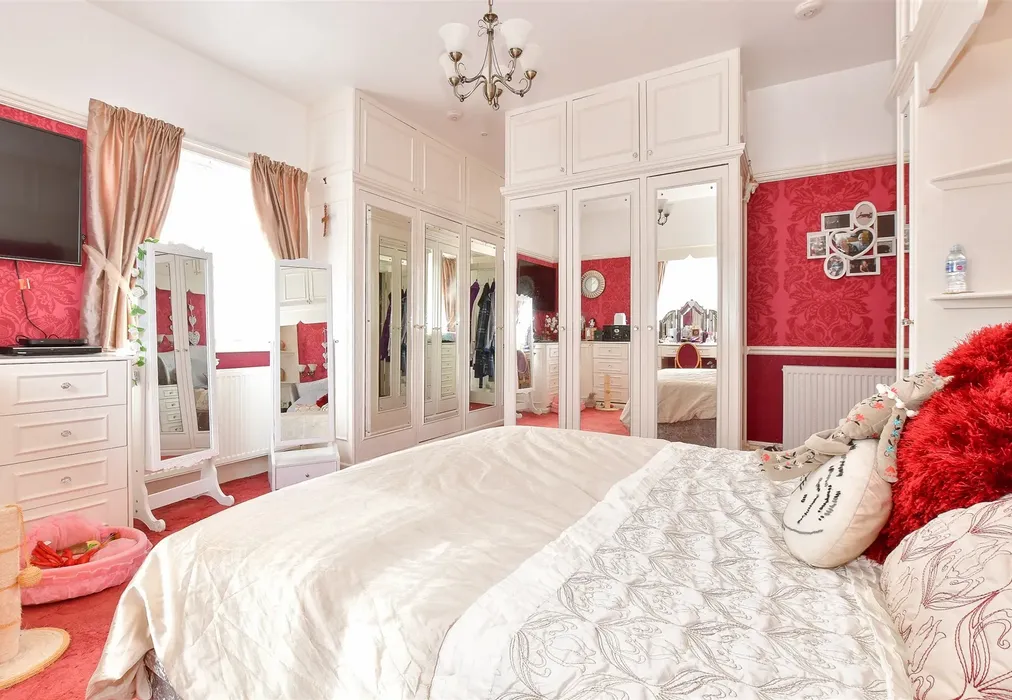 Bedroom 1 - Postern Road, Camp Hill, Newport, Isle of Wight - Wards of Kent