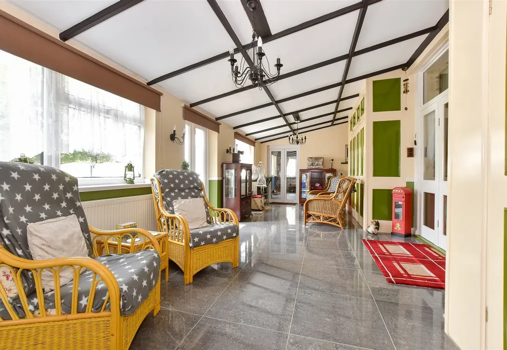 Sun Room - Postern Road, Camp Hill, Newport, Isle of Wight - Wards of Kent