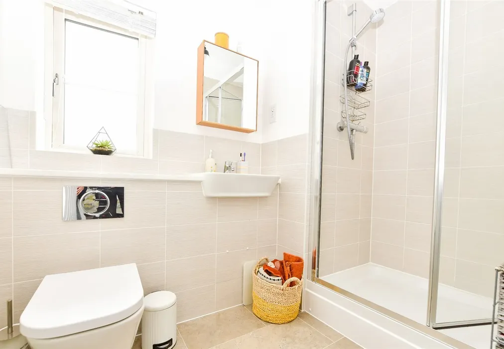 En Suite Shower Room - Daffodil Crescent, Crawley, West Sussex - Wards of Kent