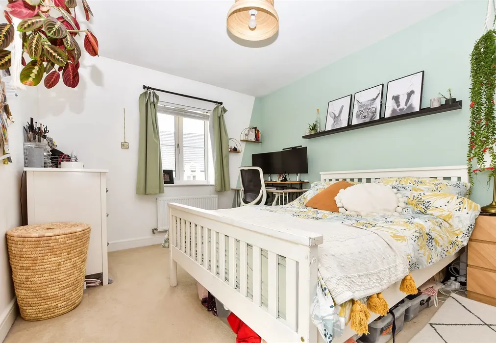 Bedroom 1 - Daffodil Crescent, Crawley, West Sussex - Wards of Kent
