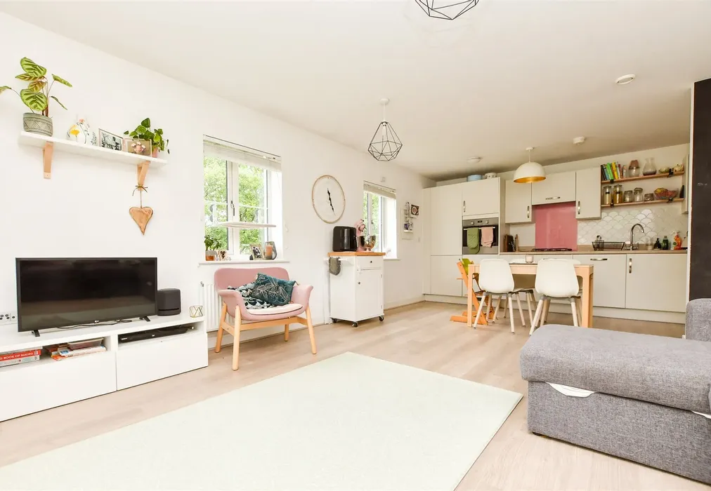 Lounge/Diner - Daffodil Crescent, Crawley, West Sussex - Wards of Kent