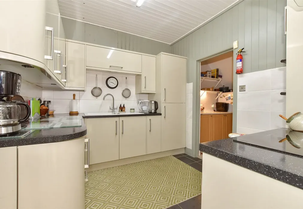 Kitchen - Woodnesborough Lane, Eastry, Sandwich, Kent - Wards of Kent